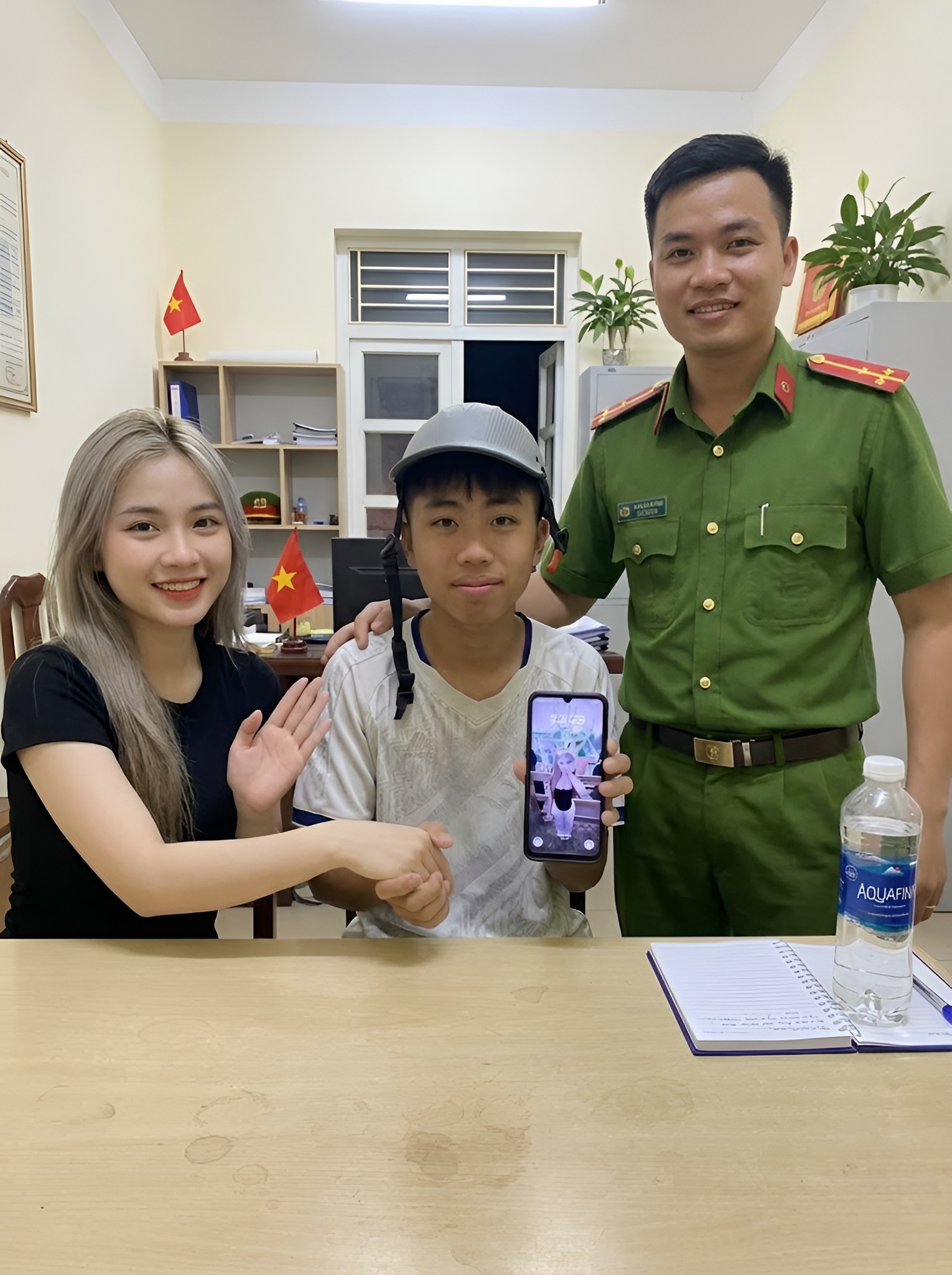 Nam sinh Thanh Hóa nhặt được điện thoại của 1 cô gái và đem đến công an trả – cái kết đúng chuẩn phim Hàn