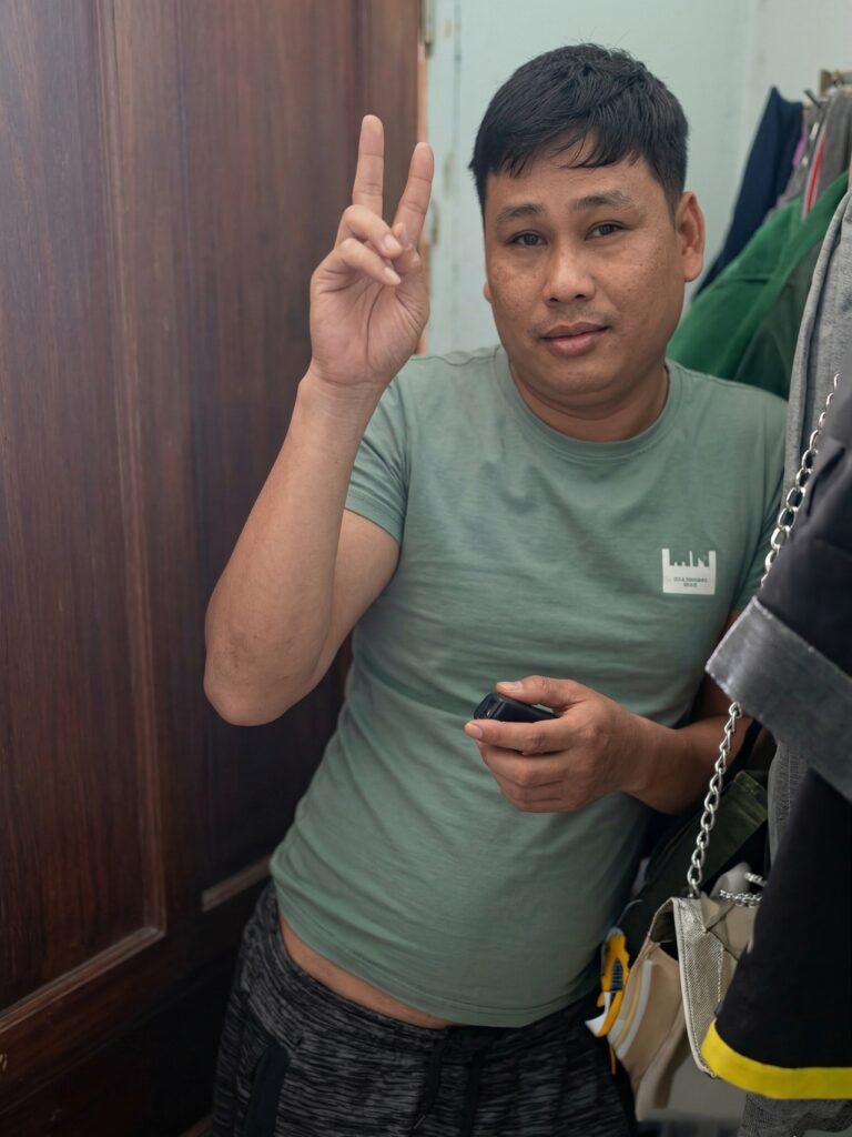 Người đàn ông có 1 phong cách rất xì tin khi bị vk b/ắt gh/en tại tr;ận