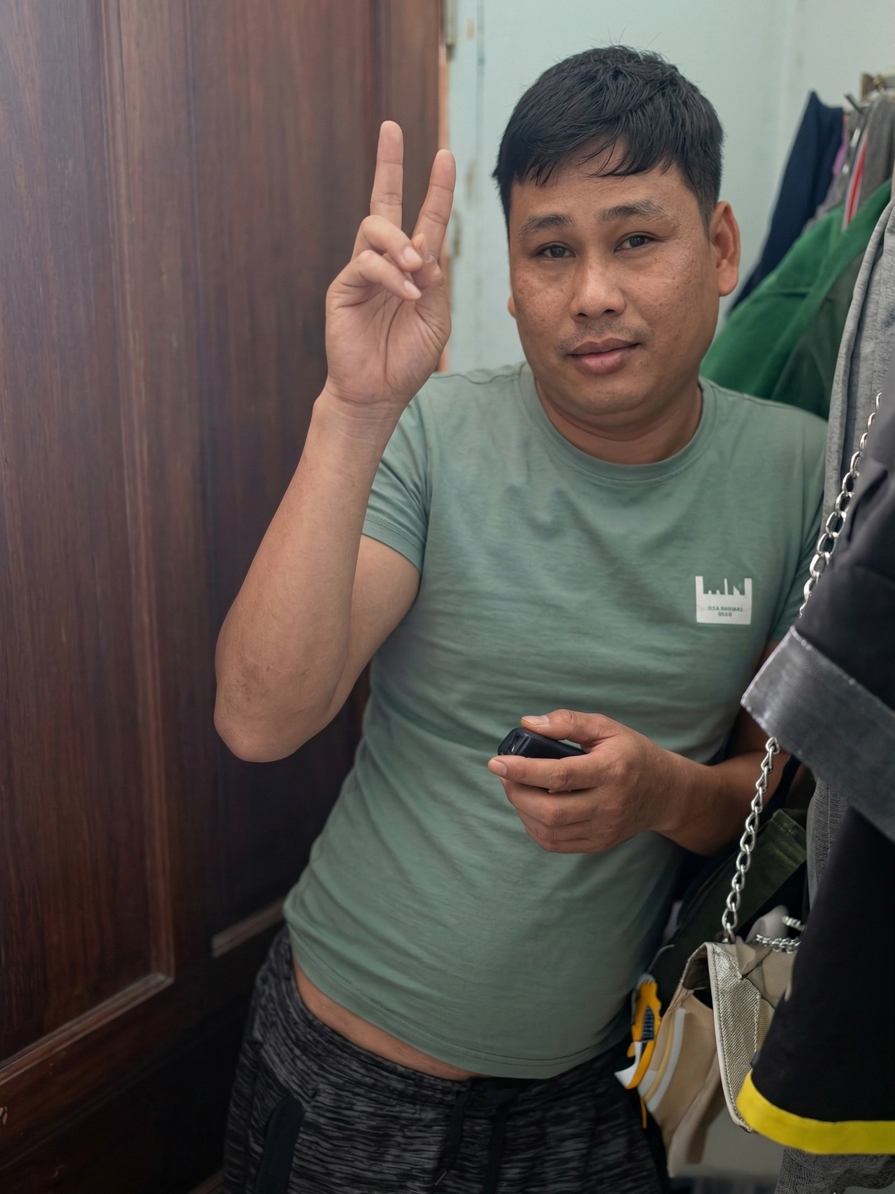 Người đàn ông có 1 phong cách rất xì tin khi bị vk b/ắt gh/en tại tr;ận