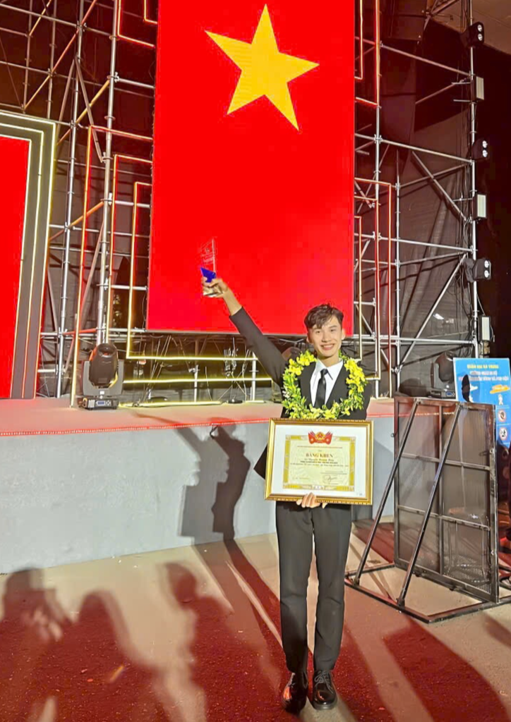 Nam sinh điển trai học giỏi gây sốt khi tình nguyện “ấp” bé sơ sinh 1,1kg