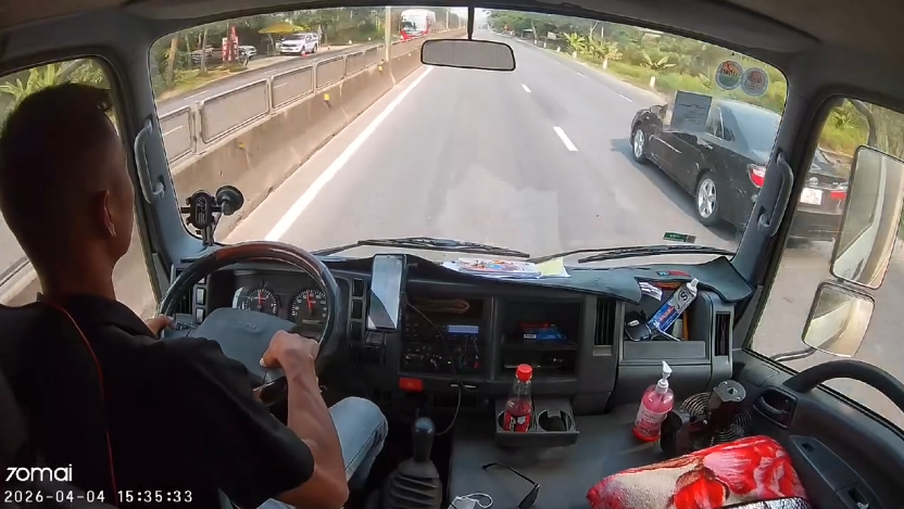 Vid – Toàn cảnh vụ việc tho’t tjm Tài xế dừng xe lao ra cứu bé giữa dòng xe