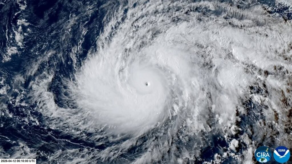 Siêu bão Sinlaku xuất hiện tại “ổ bão dữ dội nhất hành tinh”: Hiện cách Biển Đông bao nhiêu km?