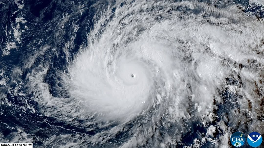 Siêu bão Sinlaku xuất hiện tại “ổ bão dữ dội nhất hành tinh”: Hiện cách Biển Đông bao nhiêu km?