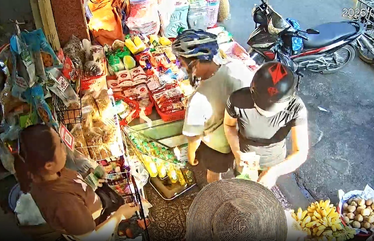 vjde0 sự việc đc ghi lại tại cửa hàng hoa quả