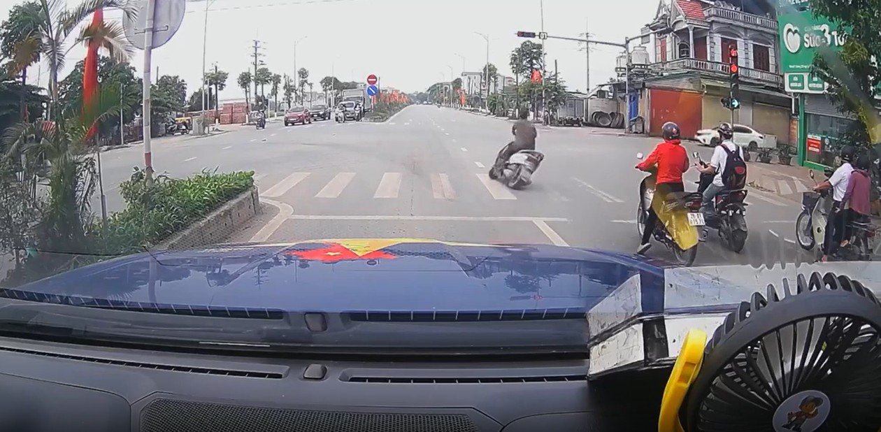 vjde0 ghi lại sự việc thanh niên đang đi xe trên đường…