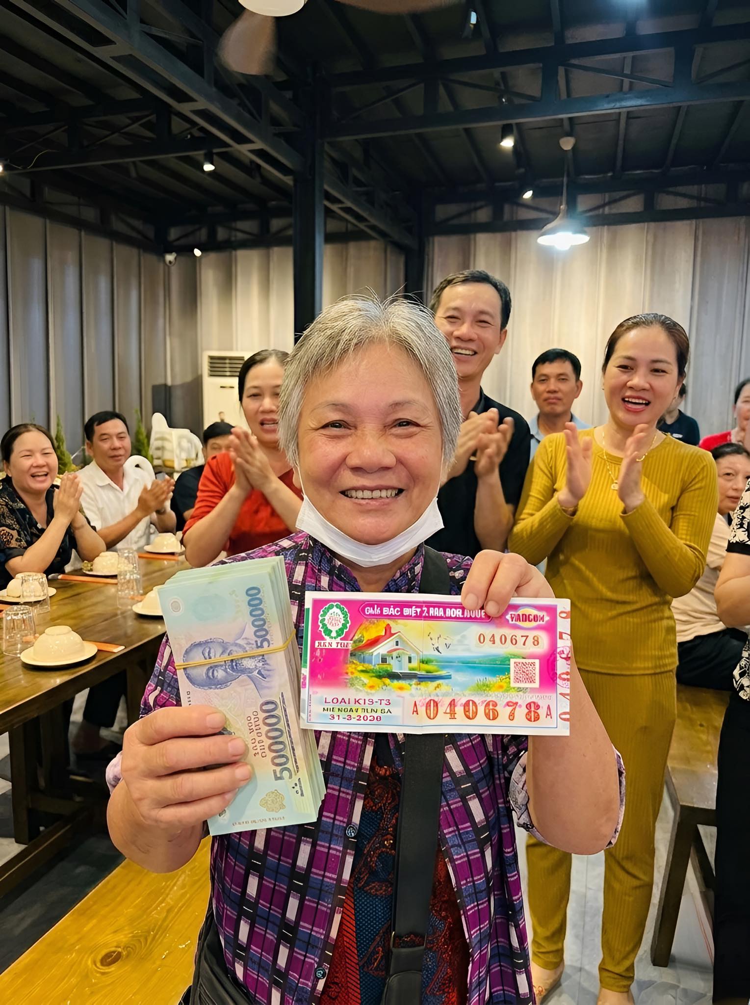 Cô bán vé số từng bán cho anh Anh Phát (ở Cần Thơ) trúng 18 tỷ lần trước, hôm nay lại tiếp tục có người trúng nữa