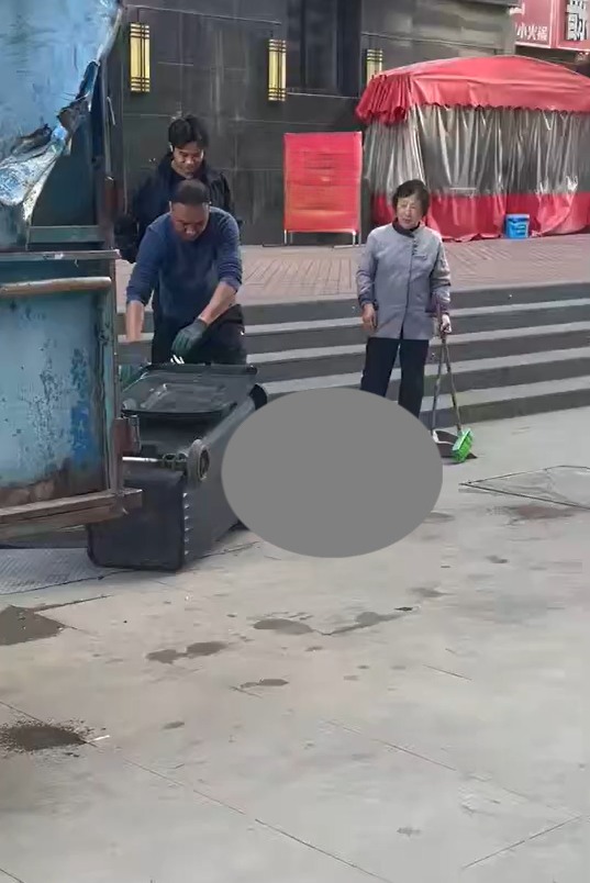 bất ngờ lụm được báu vật ở thùng rác trước sảnh nhà…