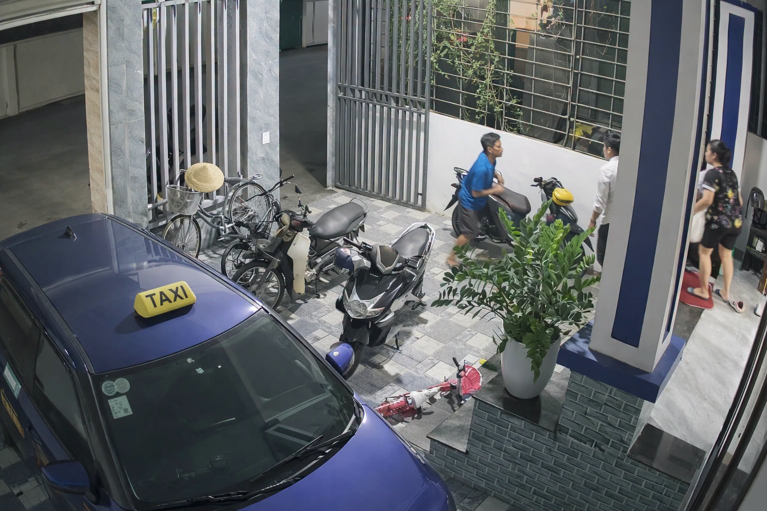 Biết tin vk cũ ở nước ngoài về quê. Thắng đến gặp, bày tỏ mong muốn quay lại