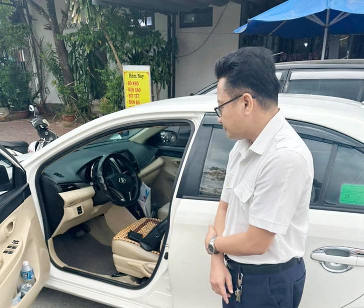 Một cán bộ thuế đang nhận 100 triệu đồng của một doanh nghiệp tại quán cà phê, thì bị b/ắt qu:ả t:ang