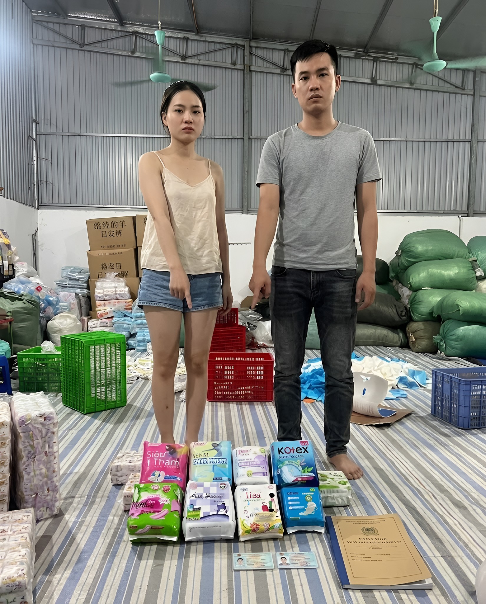 HƯNG YÊN: TRIỆT PHÁ XƯỞNG SẢN XUẤT HÀNG TRĂM NGHÌN MIẾNG BĂNG VỆ SINH GIẢ, KHỞI TỐ CHỦ CƠ SỞ