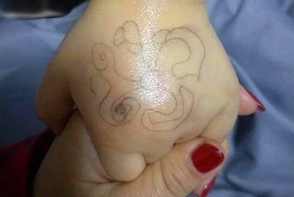 Con gái mừng rỡ khi được “giáo viên” vẽ ký hiệu lạ trên tay, nhưng vừa nhìn thấy bà mẹ lập tức báo cảnh sát