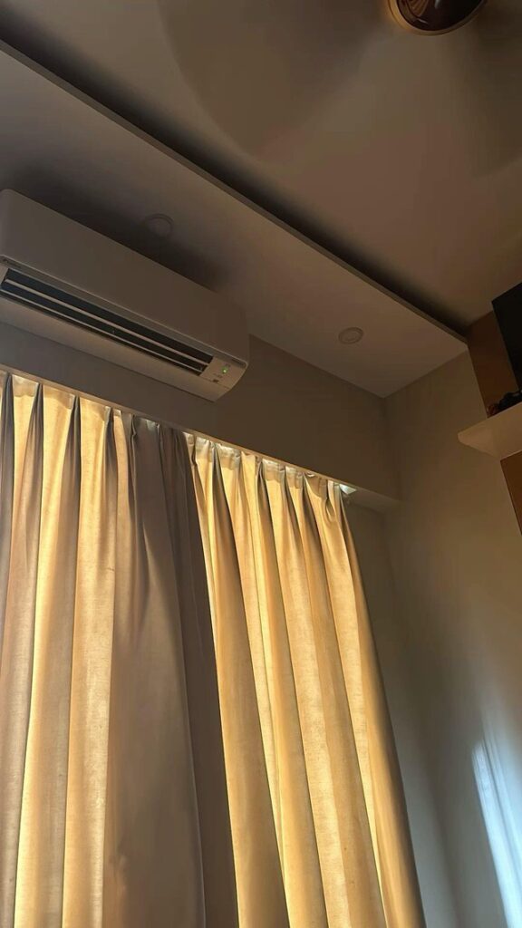 Xót xa vì mẹ và 5 cháu lên chơi chịu cảnh nóng bức, anh chồng check camera mới phát hiện sự thật về 3 chiếc điều hòa