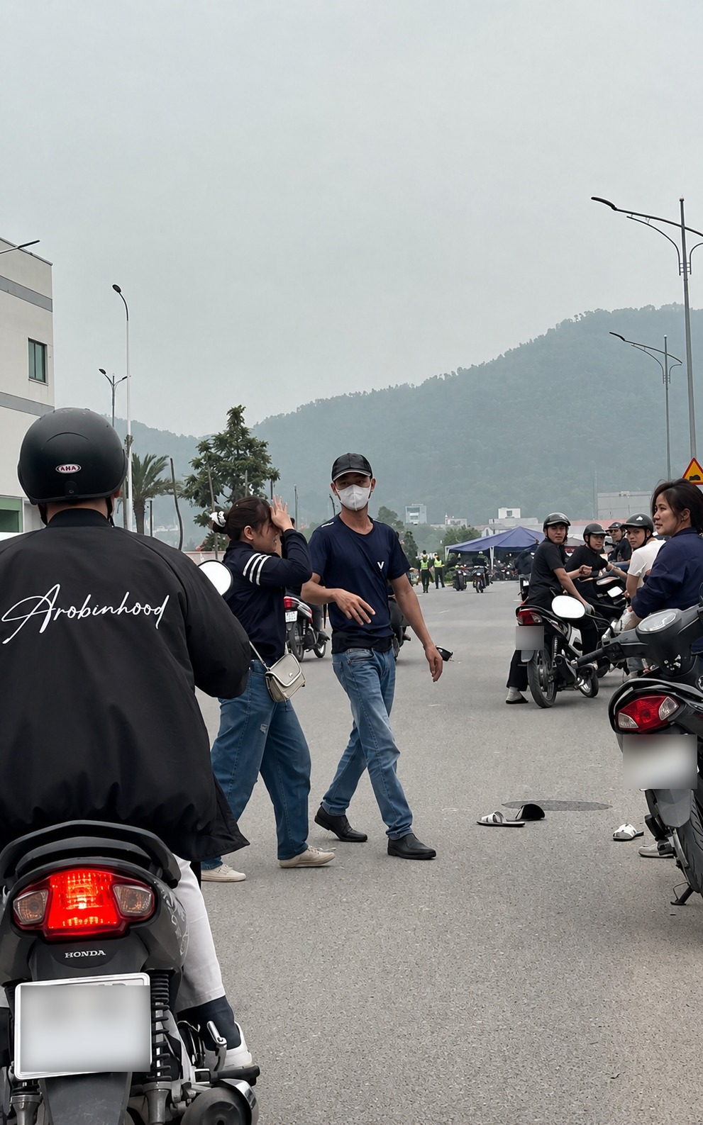 Nghe nói đang chở pồ đi ăn sáng thì “hữu duyên” được vợ thấy