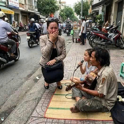 Gặp lại chồng cũ m;ù và con gái hát rong sau 16 năm, nữ tỷ phú khóc như mưa… – Blog