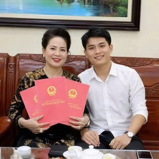 Tôi vừa tròn 20, cao 1m8 quyết cưới vợ 60 dù cả họ phản đối, đêm tân hôn vợ đặt vào tay tôi 3 quyển sổ đỏ cùng với chìa khóa chiếc xe xe porsche 6 tỷ, nhưng lúc vừa v/é/n á/o cô ấy lên thì… admin