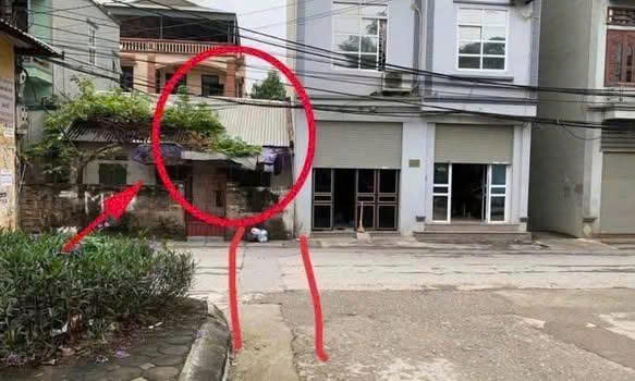 ”Trước cửa nhà có tam xung thì mất người, mất cả tiền bạc”, vậy tam xung ở đây là gì?