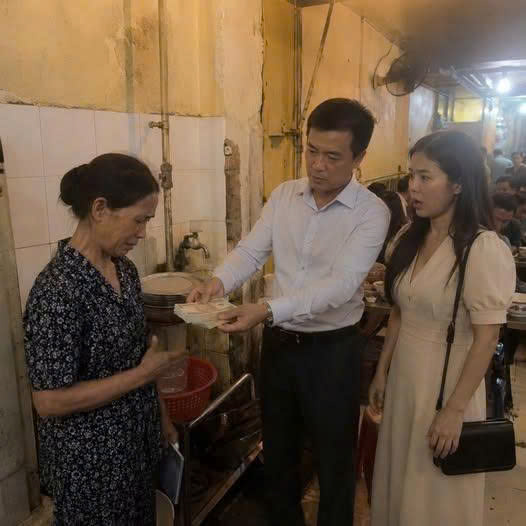 Đưa mẹ vợ cũ 5 triệu giữa quán, cái kết khiến vợ mới sốc – Blog