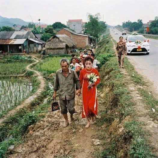 Chê nhà gái nghèo nằm tận cuối con đê, mẹ chồng tương lai bắt cô dâu cùng cha đi bộ ra tận quốc lộ để lên xe hoa. – Blog