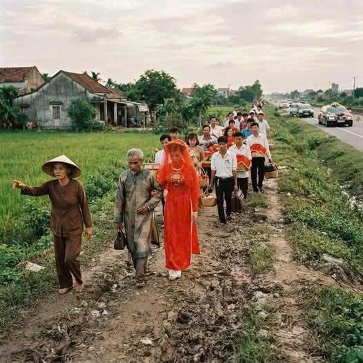 Chê nhà gái nghèo nằm tận cuối con đê, mẹ chồng tương lai bắt cô dâu cùng cha đi bộ ra tận quốc lộ để lên xe hoa. – Blog