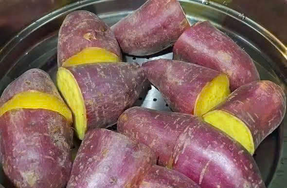 Ăn khoai lang luộc mỗi sáng suốt 1 năm, người phụ nữ 64 tuổi nhận “tin vui” bất ngờ
